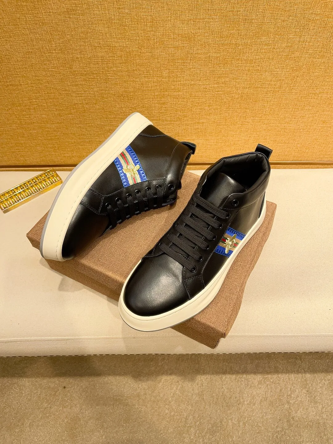 Factory price 440 [Gucci] Gucci's latest high-top casual Korean-style men's shoes, brand new autumn and winter design, perfect workmanship, cabinet quality, upper: cowhide material, leather lining; soft and comfortable, rubber outsole ultra-light, wear-resistant, simple, versatile fashion men's shoes, color optional, size 38--44